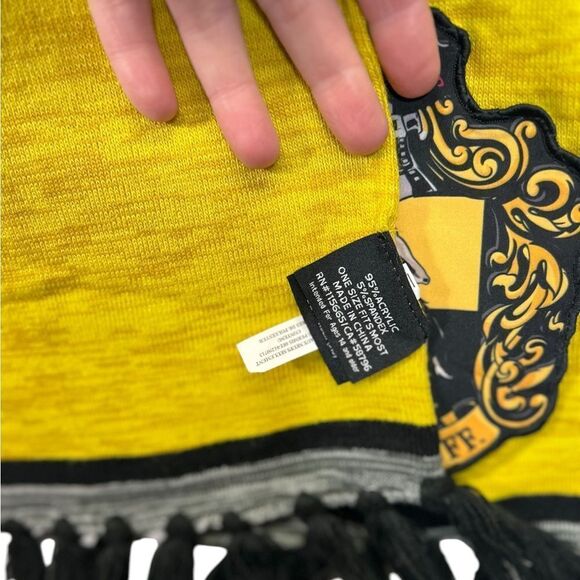 Wizarding World Of Harry Potter Hufflepuff Long Scarf fringe Harry Potter Long - Picture 7 of 11